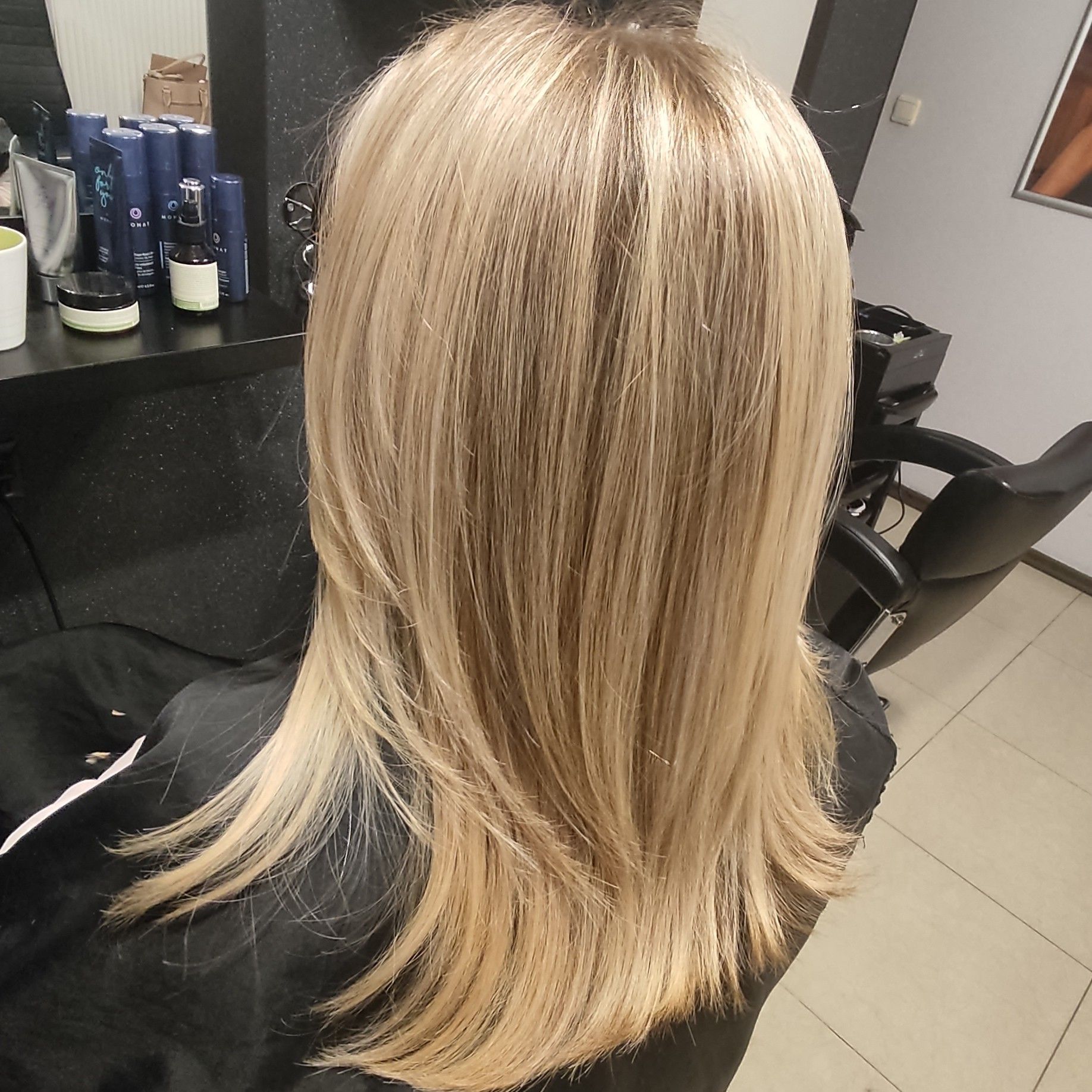 Cieniowany blond z lekkim skrętem