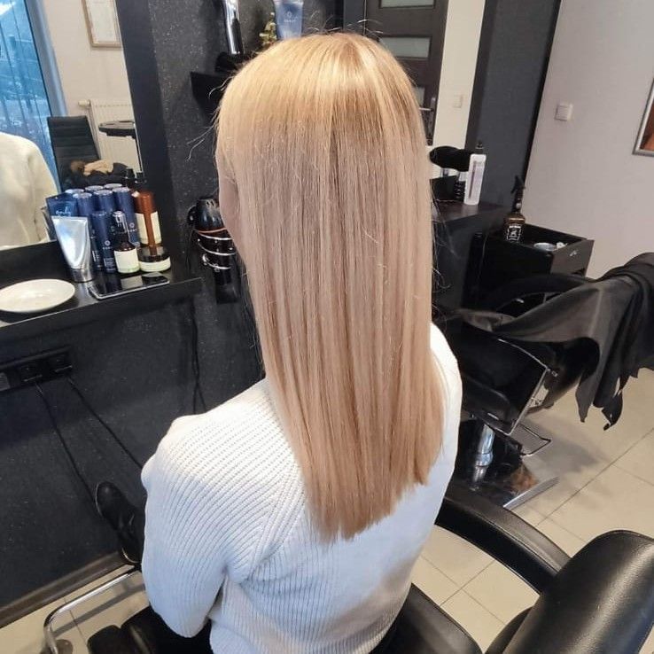 Rozjaśnione, lśniące włosy po wizycie w salonie Agamonn Style